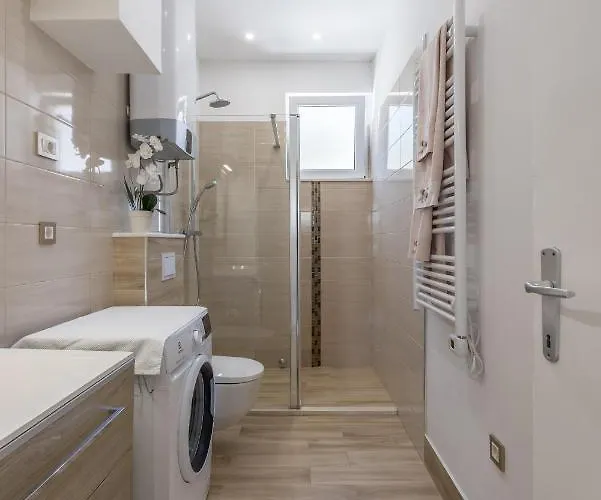 Katess With Heated Pool