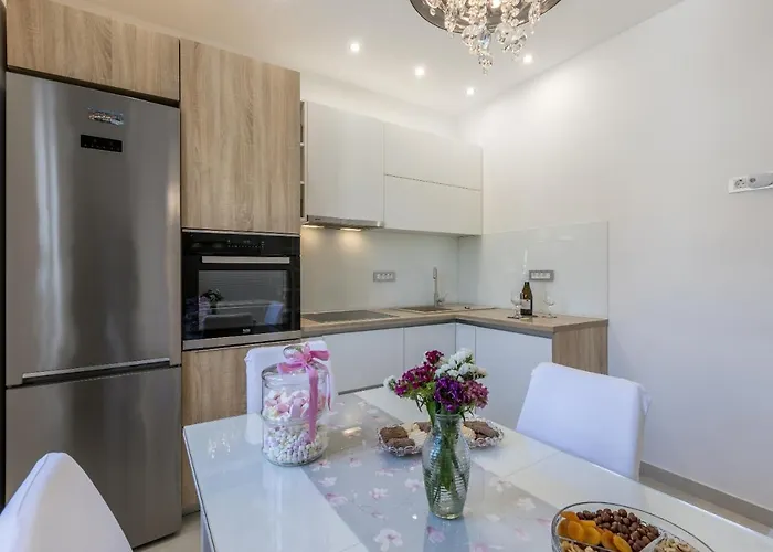 Katess With Heated Pool