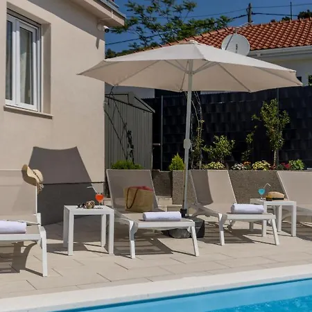 Katess With Heated Pool Вилла *