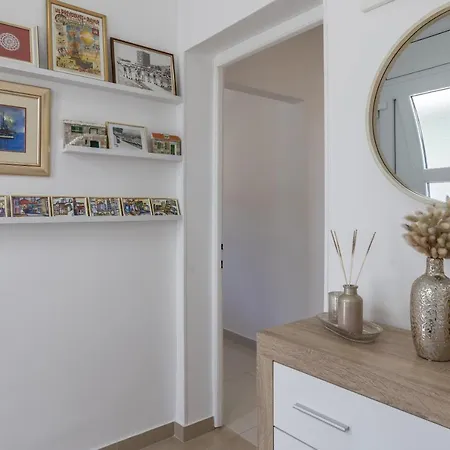 Katess With Heated Pool Вилла Сплит