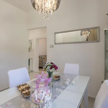 Katess With Heated Pool Вилла *