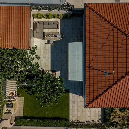 Katess With Heated Pool Сплит