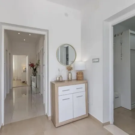 Katess With Heated Pool