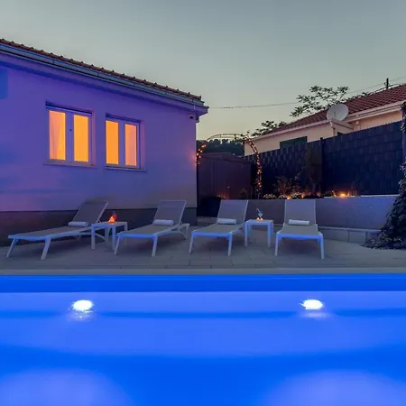 Katess With Heated Pool *