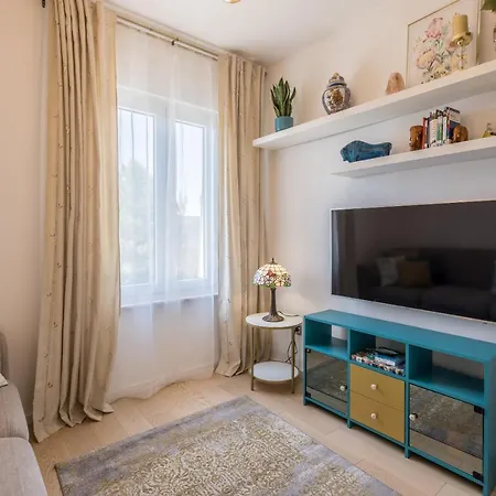 Katess With Heated Pool Split