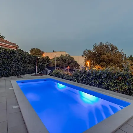 Katess With Heated Pool *